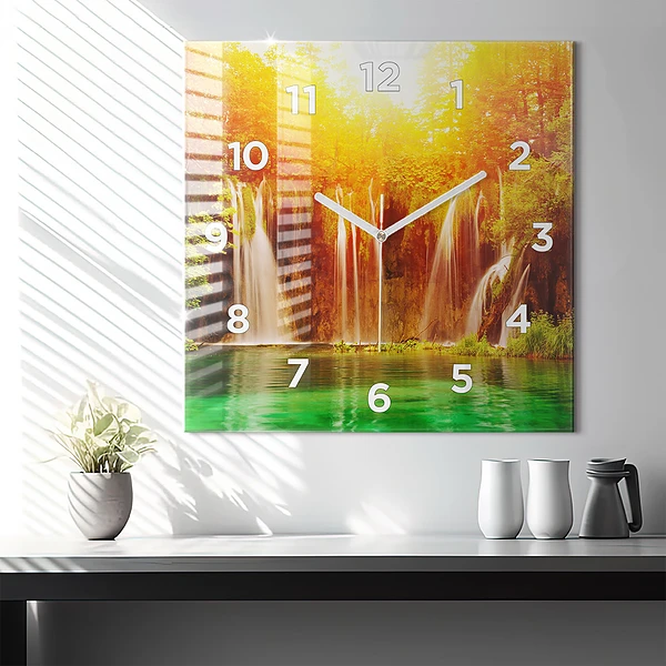 Wanduhr quadratisch mit motiv Blick auf einen Wasserfall