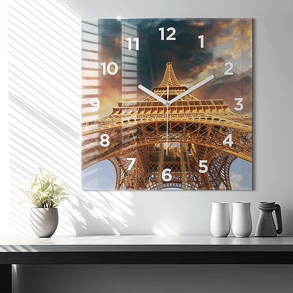 Wanduhr quadratisch Eiffelturm im Sonnenschein