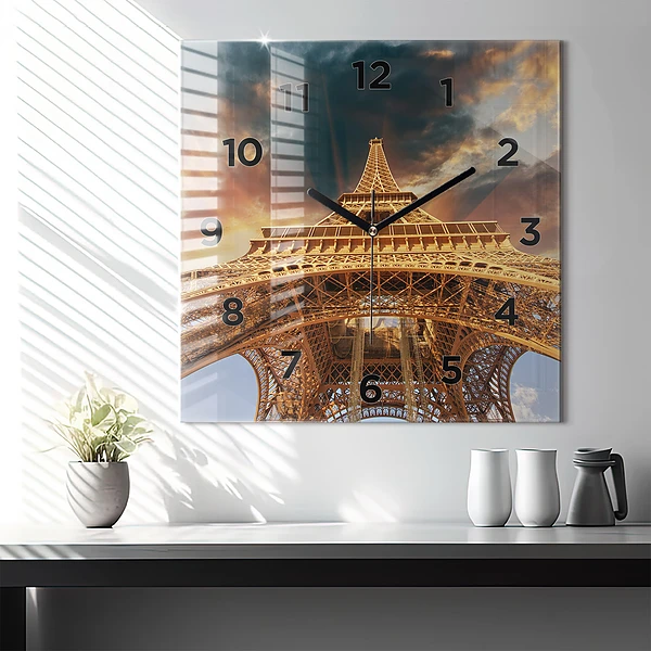 Wanduhr quadratisch Eiffelturm im Sonnenschein