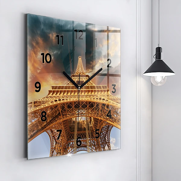 Wanduhr quadratisch Eiffelturm im Sonnenschein
