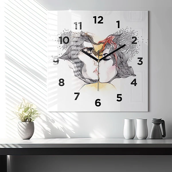 Wanduhr modern quadratisch Zeichnung eines Liebeskusses