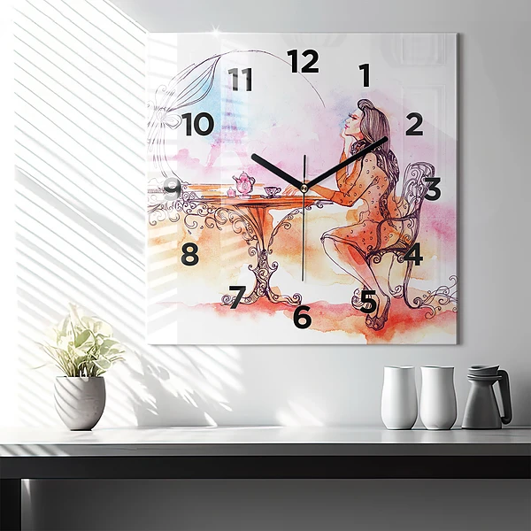Wanduhr modern quadratisch Frau trinkt Tee