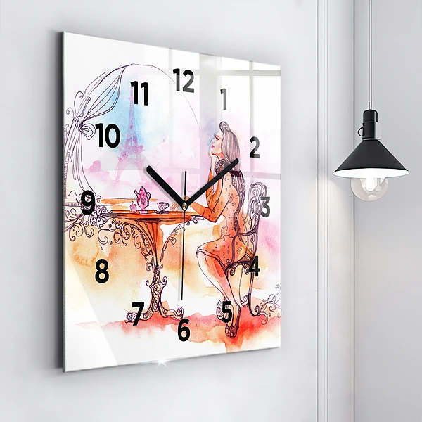 Wanduhr modern quadratisch Frau trinkt Tee