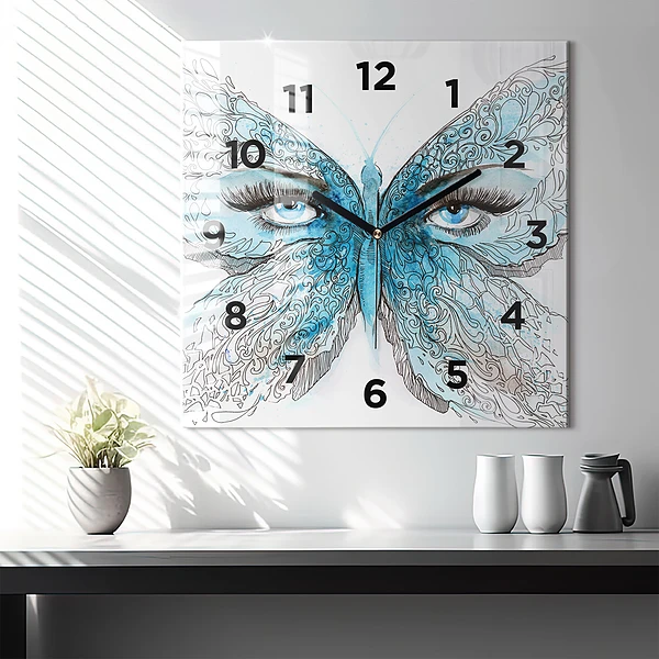 Wanduhr quadratisch mit motiv Gesicht in Form eines Schmetterlings