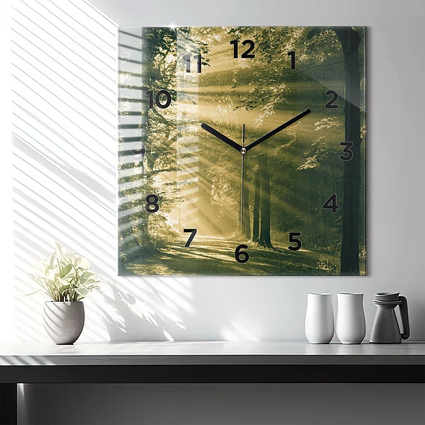 Wanduhr modern quadratisch Sonnenstrahlen Wald