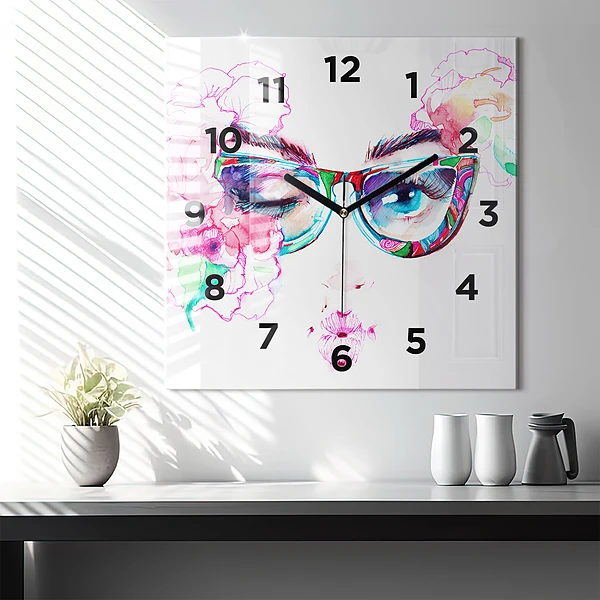 Wanduhr quadratisch Gesicht einer Frau mit Brille