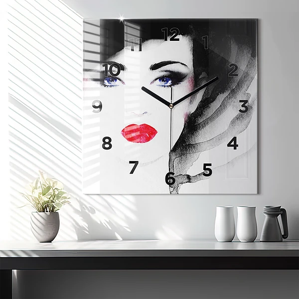 Wanduhr modern quadratisch Porträt einer Frau