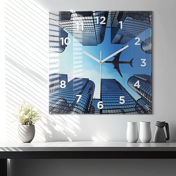 Wanduhr quadratisch mit motiv Flugzeug über Gebäuden