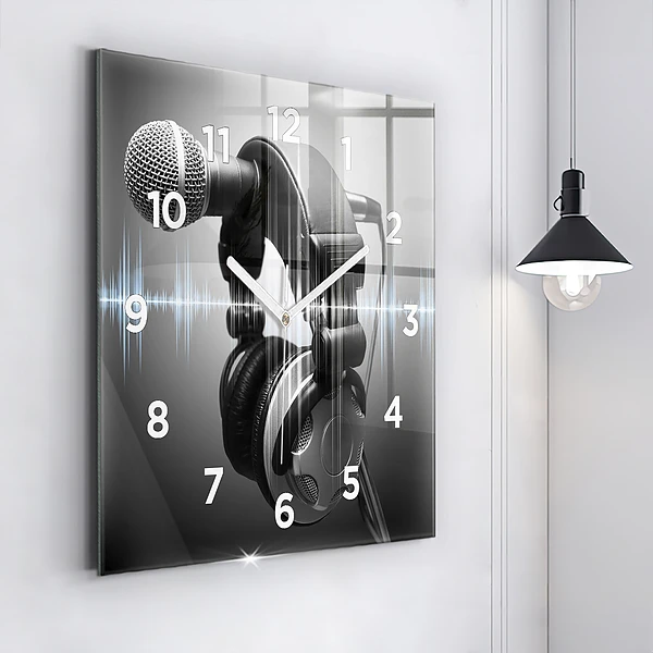 Wanduhr modern quadratisch Mikrofon und Kopfhörer