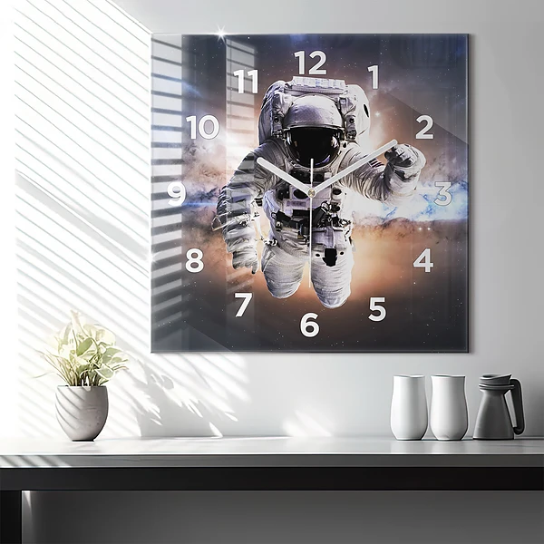 Wanduhr quadratisch mit motiv Astronaut im Weltraum