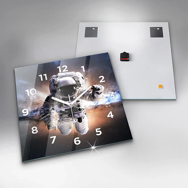 Wanduhr quadratisch mit motiv Astronaut im Weltraum
