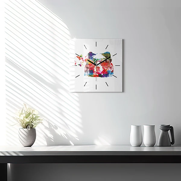 Wanduhr modern quadratisch Bärenkopf