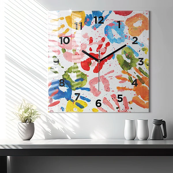 Wanduhr quadratisch Handabdrücke von Kindern