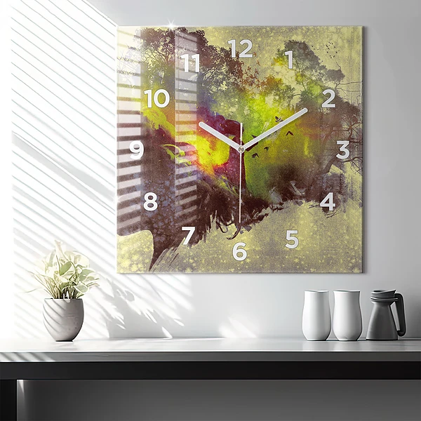 Wanduhr modern quadratisch Frau im Wald