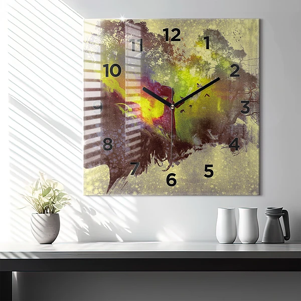 Wanduhr modern quadratisch Frau im Wald