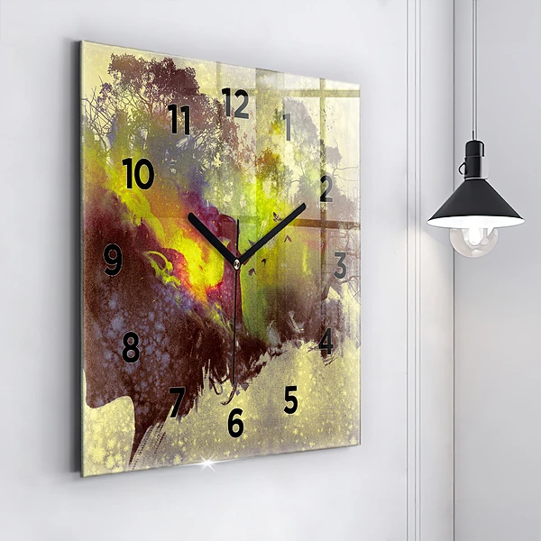 Wanduhr modern quadratisch Frau im Wald