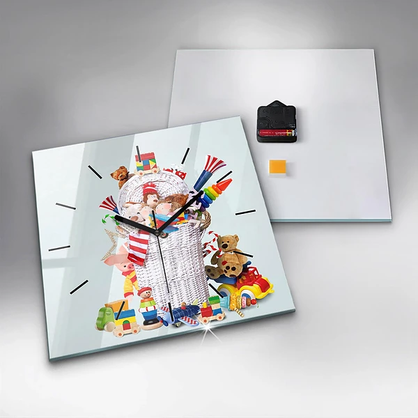 Wanduhr quadratisch mit motiv Weidenkorb mit Spielzeug