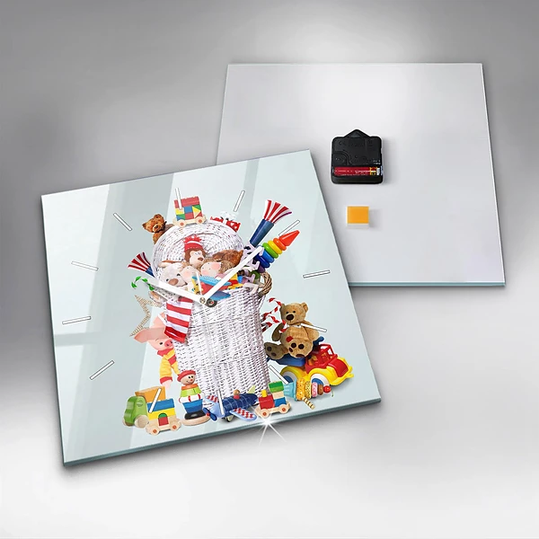 Wanduhr quadratisch mit motiv Weidenkorb mit Spielzeug