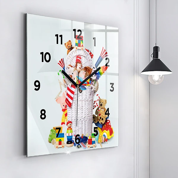 Wanduhr quadratisch mit motiv Weidenkorb mit Spielzeug