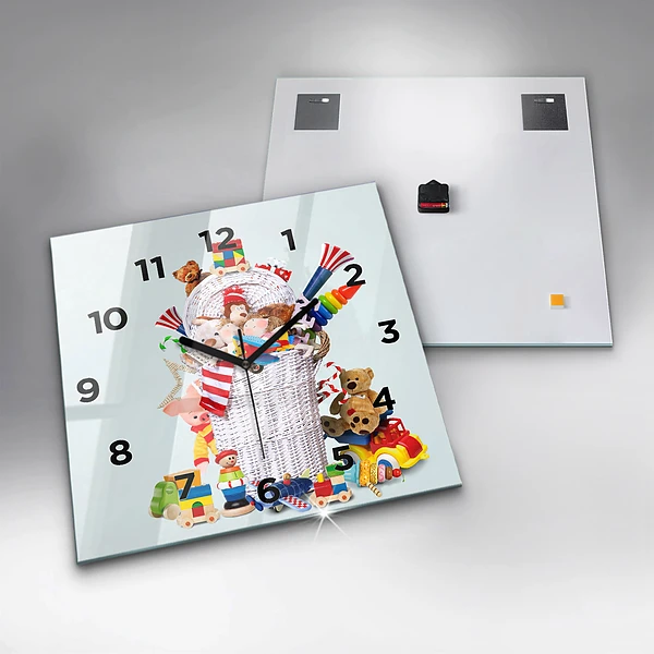 Wanduhr quadratisch mit motiv Weidenkorb mit Spielzeug