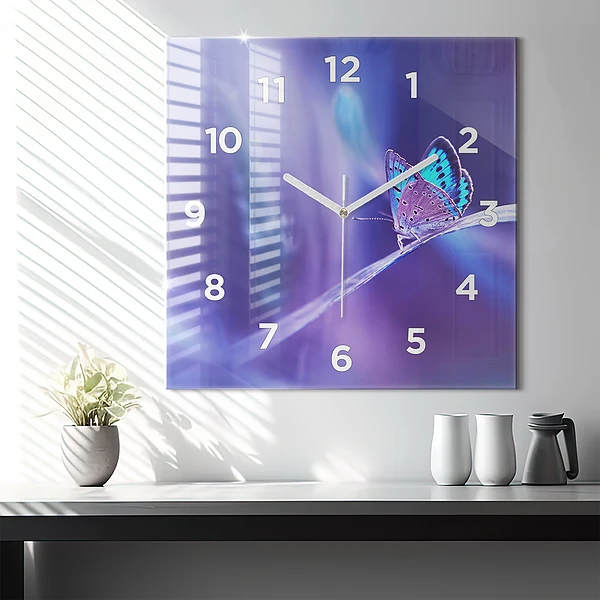 Wanduhr quadratisch mit motiv Schmetterling auf Gras