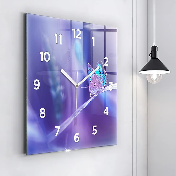 Wanduhr quadratisch mit motiv Schmetterling auf Gras