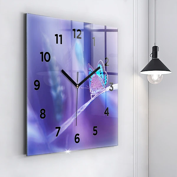 Wanduhr quadratisch mit motiv Schmetterling auf Gras