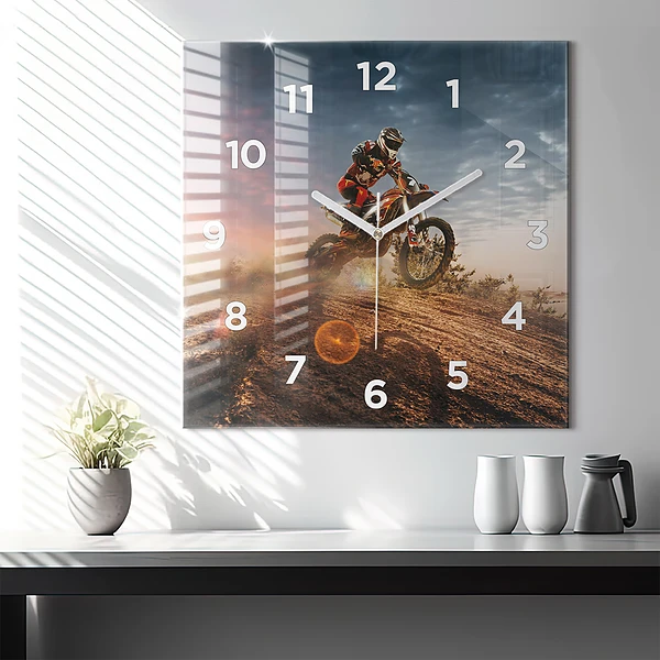 Wanduhr modern quadratisch Mann auf Motorrad