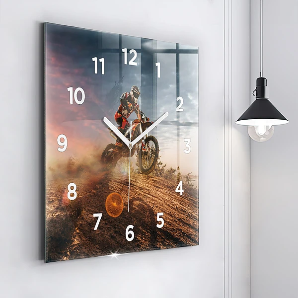 Wanduhr modern quadratisch Mann auf Motorrad