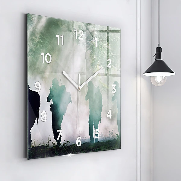 Wanduhr quadratisch mit motiv Soldaten in einem Wald