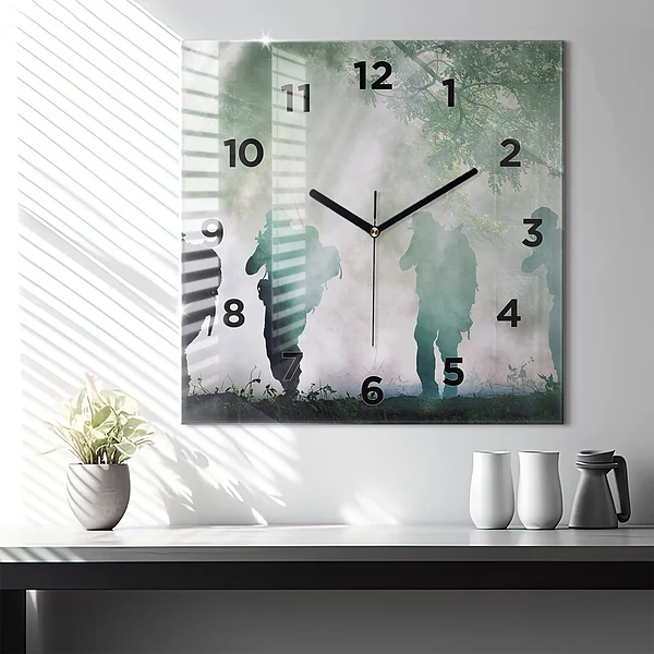 Wanduhr quadratisch mit motiv Soldaten in einem Wald