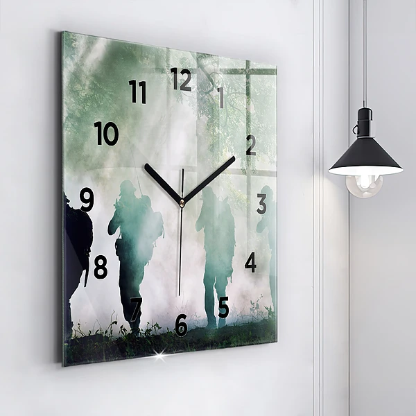 Wanduhr quadratisch mit motiv Soldaten in einem Wald