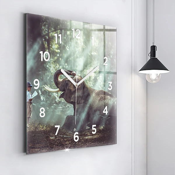 Wanduhr modern quadratisch Junge liest ein Buch