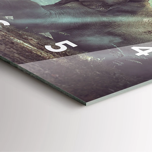 Wanduhr modern quadratisch Junge liest ein Buch