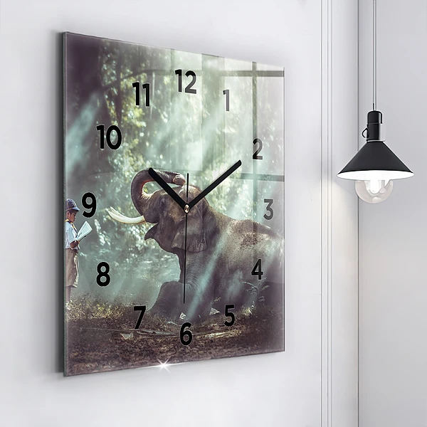 Wanduhr modern quadratisch Junge liest ein Buch