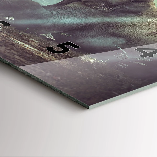 Wanduhr modern quadratisch Junge liest ein Buch