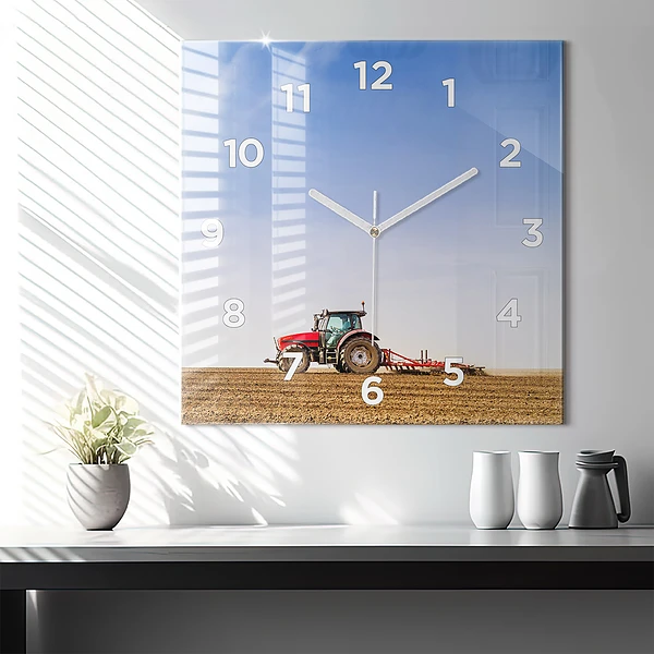 Wanduhr quadratisch Landwirt im Traktor