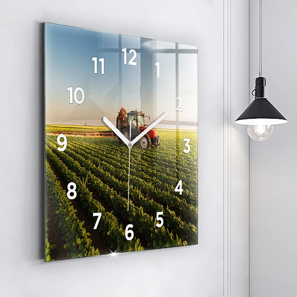 Wanduhr quadratisch mit motiv Traktor sprüht ein Feld