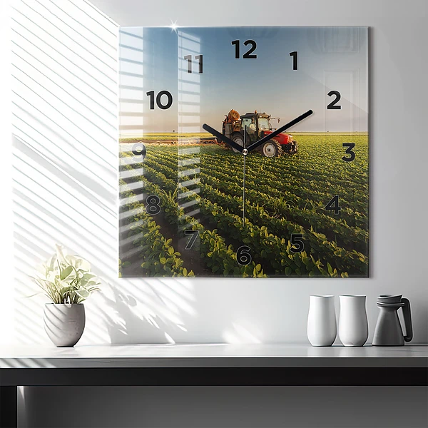 Wanduhr quadratisch mit motiv Traktor sprüht ein Feld