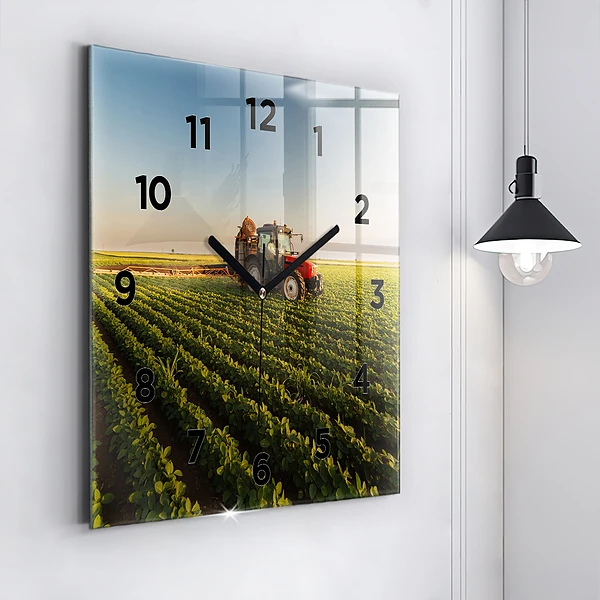 Wanduhr quadratisch mit motiv Traktor sprüht ein Feld