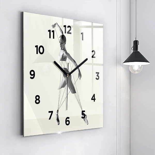 Wanduhr modern quadratisch Abstrakte Tänzerin