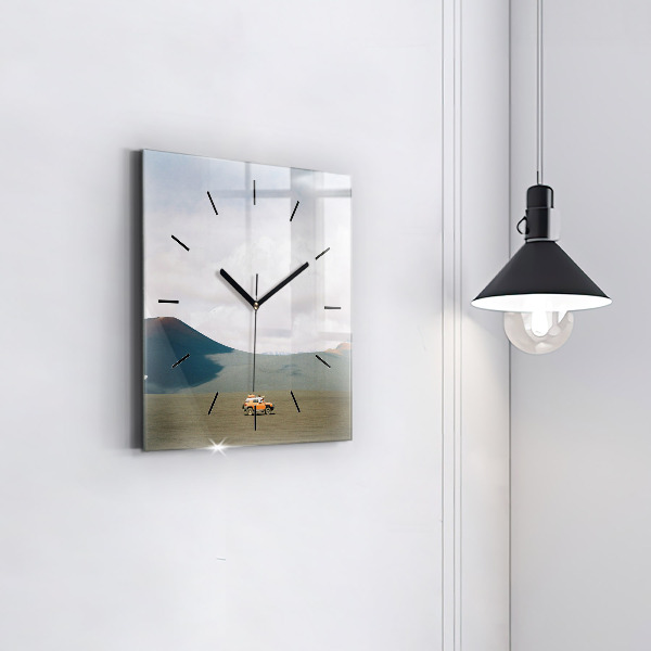 Wanduhr modern quadratisch Fahrzeug in der Wüste von Kamtschatka