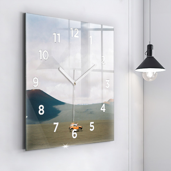Wanduhr modern quadratisch Fahrzeug in der Wüste von Kamtschatka