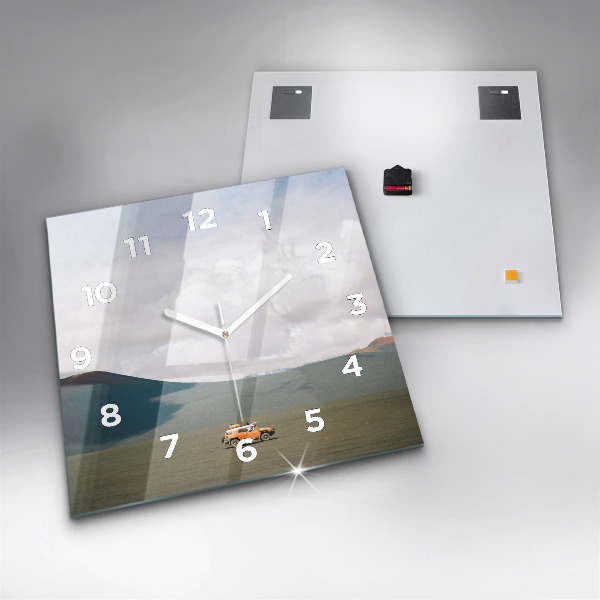 Wanduhr modern quadratisch Fahrzeug in der Wüste von Kamtschatka