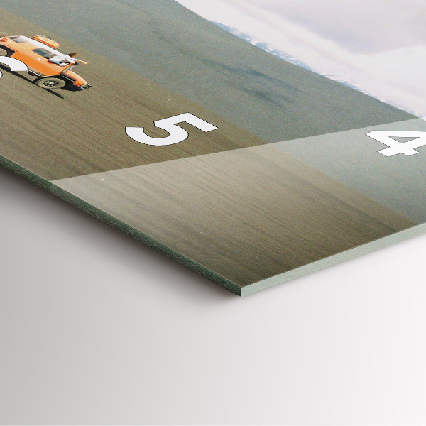 Wanduhr modern quadratisch Fahrzeug in der Wüste von Kamtschatka