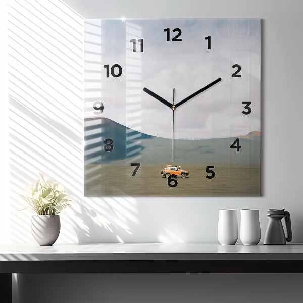 Wanduhr modern quadratisch Fahrzeug in der Wüste von Kamtschatka