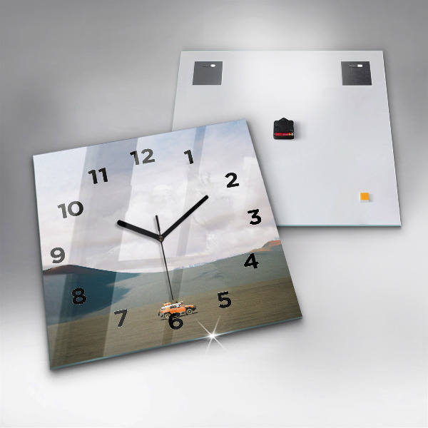 Wanduhr modern quadratisch Fahrzeug in der Wüste von Kamtschatka