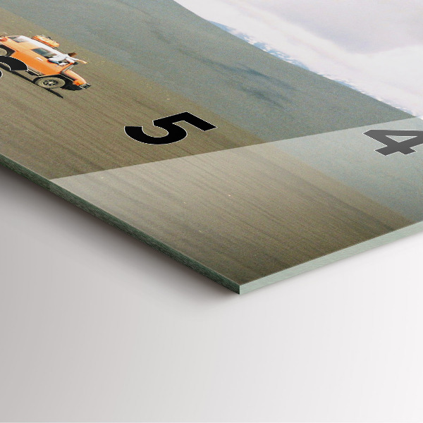 Wanduhr modern quadratisch Fahrzeug in der Wüste von Kamtschatka