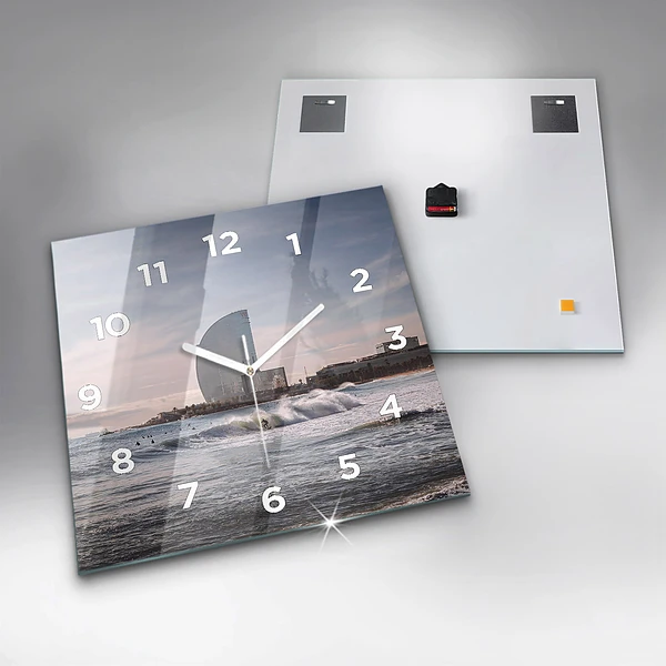 Wanduhr modern quadratisch Surfer in Barcelona