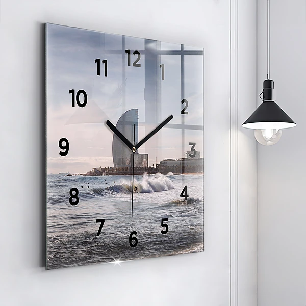 Wanduhr modern quadratisch Surfer in Barcelona